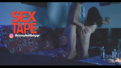 Sevimli məktəbli qız yoldaşı ilə